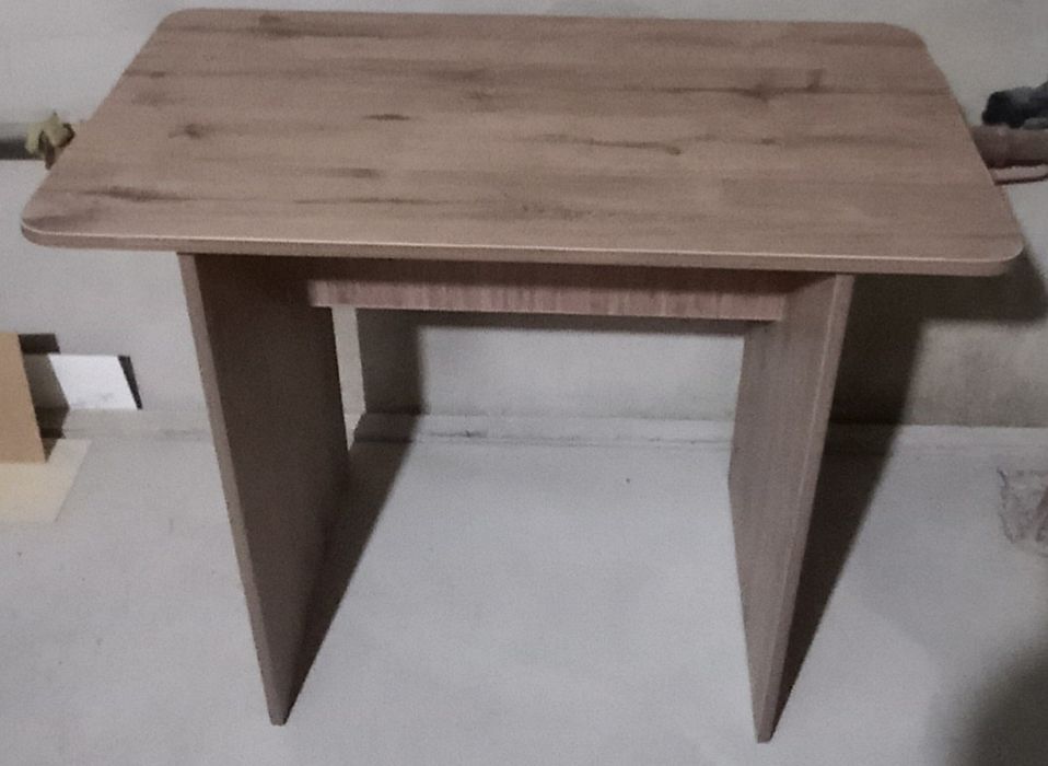 Стол из ламината.