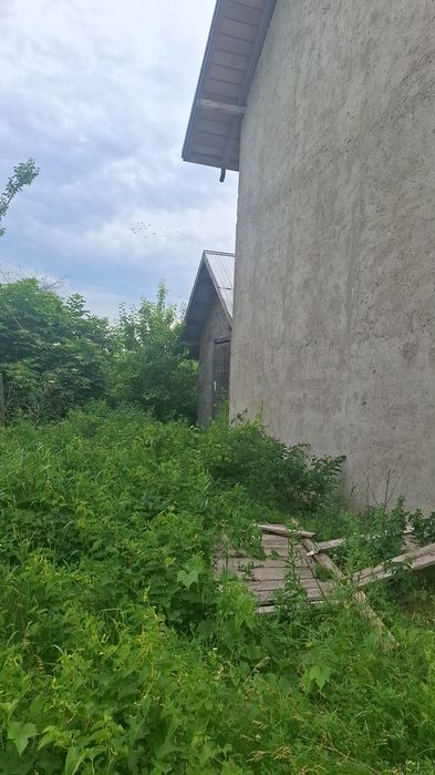Casa de vanzare la rosu