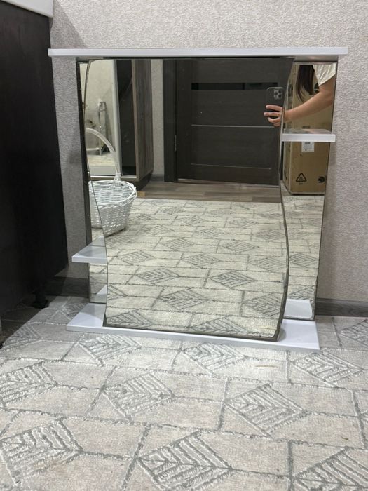 раковина и шкаф с зеркалом