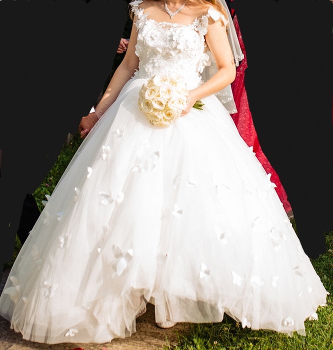 Vând rochie de mireasă tip prințesă, cu fluturași