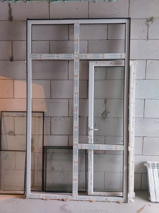 Оконные рамы с дверьми