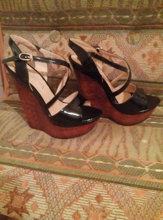 Продам босоножки