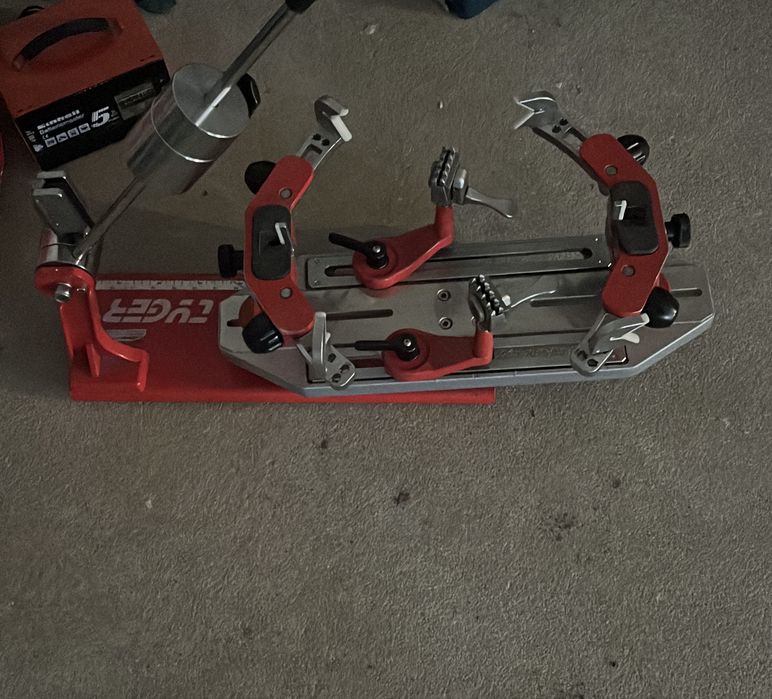 Masina de racordat rachete de tenis