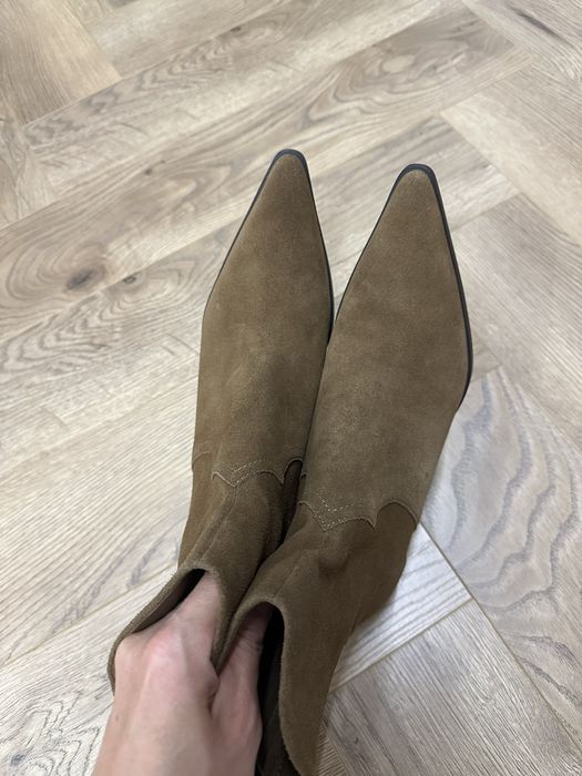 Замшевые ботильоны -казаки Zara