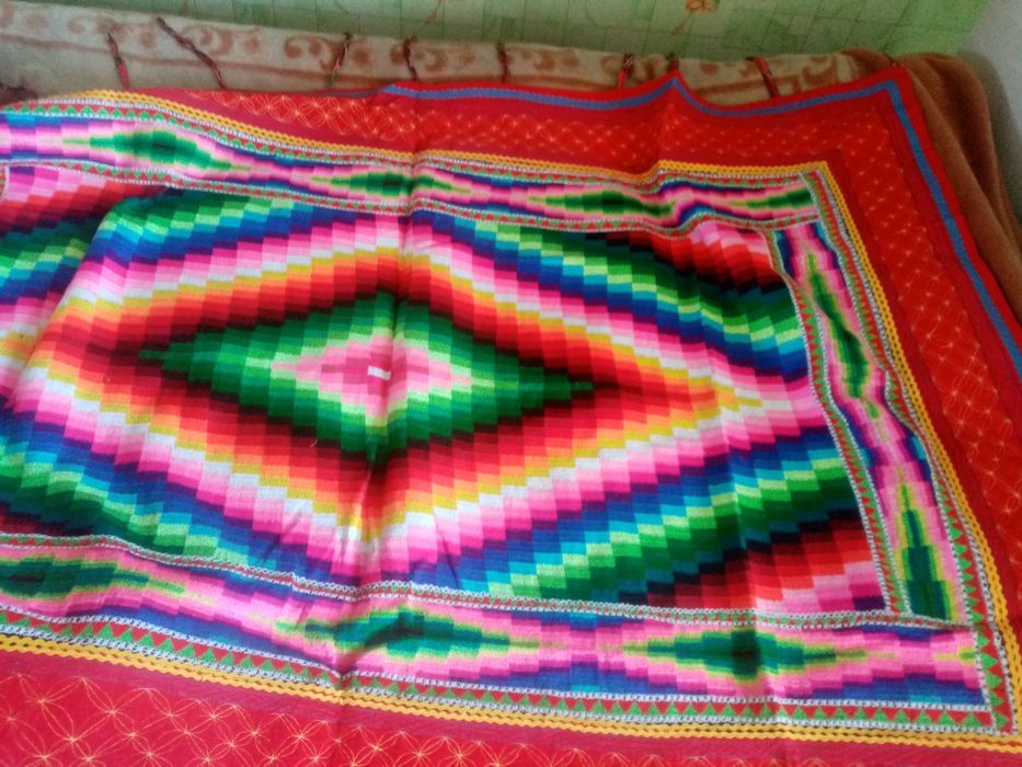 Түскиіз, алаша, басқұр жаңа ұсталмаған қолдан тігілген.