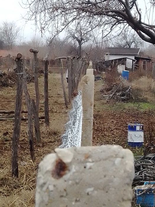ОГРАДА С Циментови колове и Поцинкована Оградна Мрежа