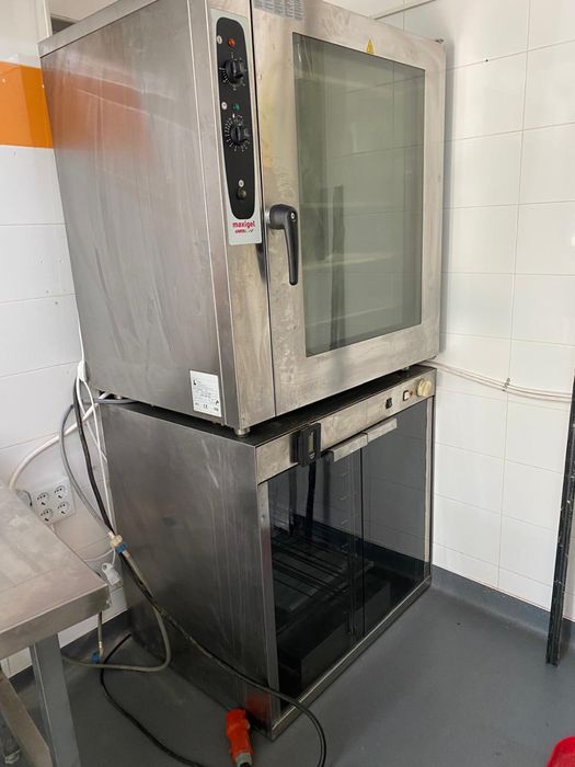 Cuptor, mese , vitrină chiuvete horeca