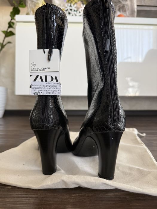 Дамски боти ZARA, черни, ефект змийска кожа – НОВИ с етикет