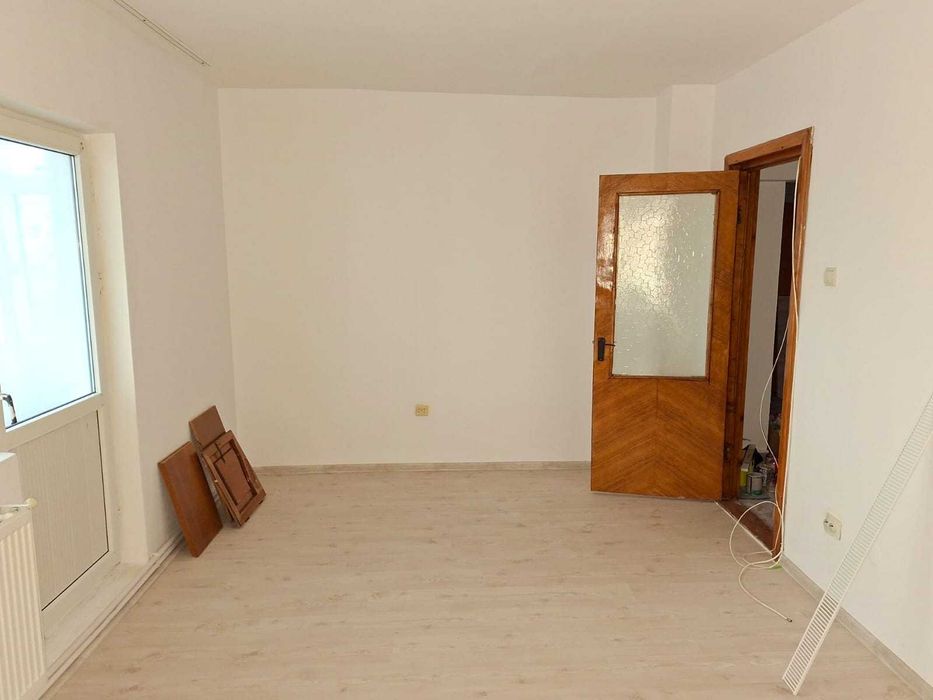 Inchiriez Apartament 4 camere (Piata-Mare)