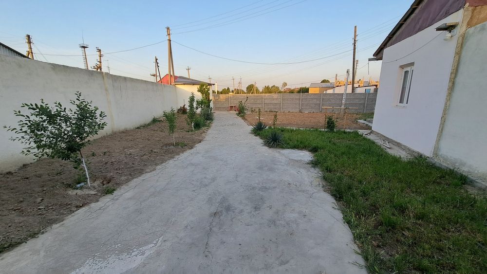 Ховли сотилади, 4 сотик. Свет, газ, сув доимий.