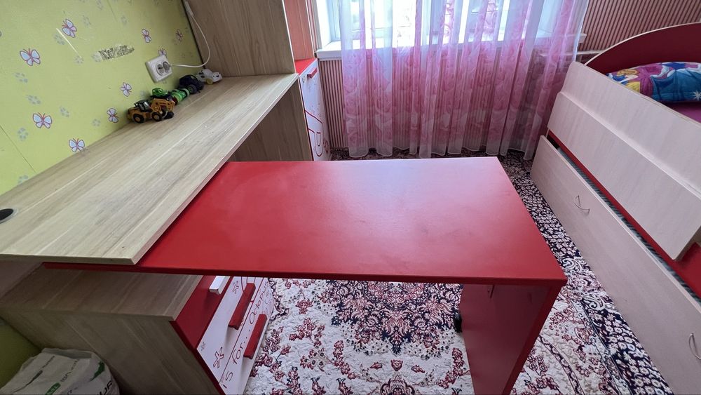 Парта шкафпен қосылған