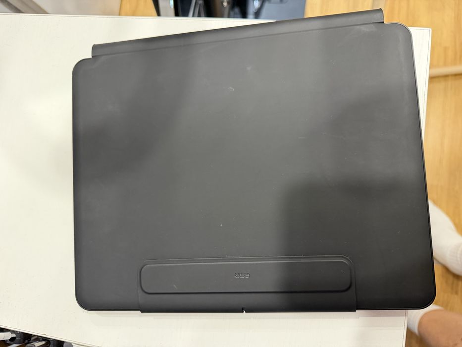 Esr rebound magnetic keyboard ipad 13 pro