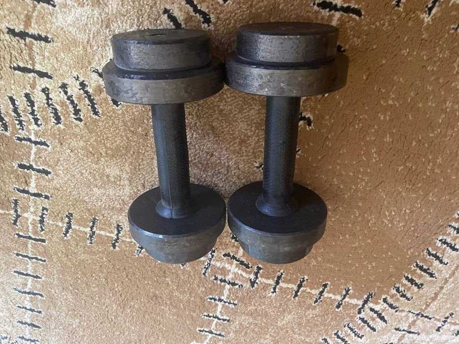 Гантели -  по - 3.5кг - состояние новое.