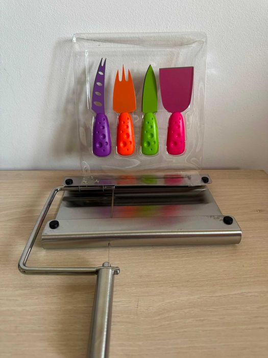 Set brânzeturi – 4 cuțite + feliator inox cu fire de rezervă, nou