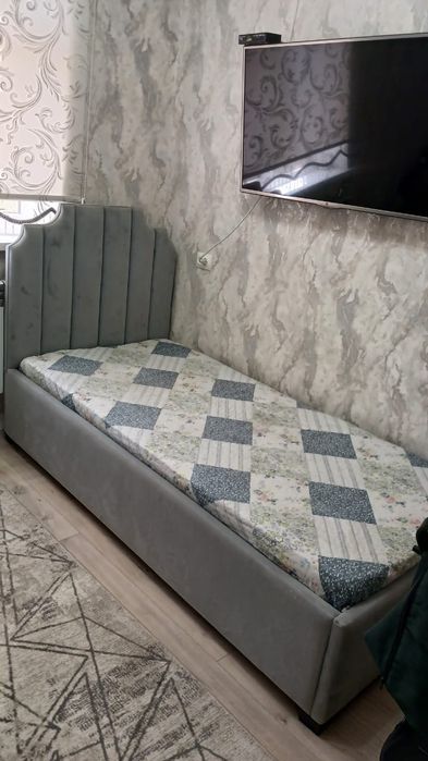 Диван почти новый.