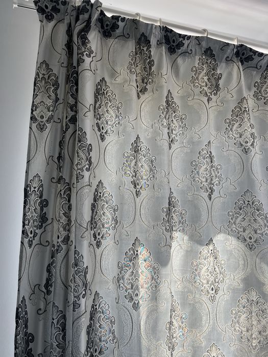 Vand draperii gri