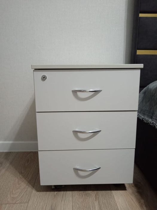 Продам офисную тумбочку