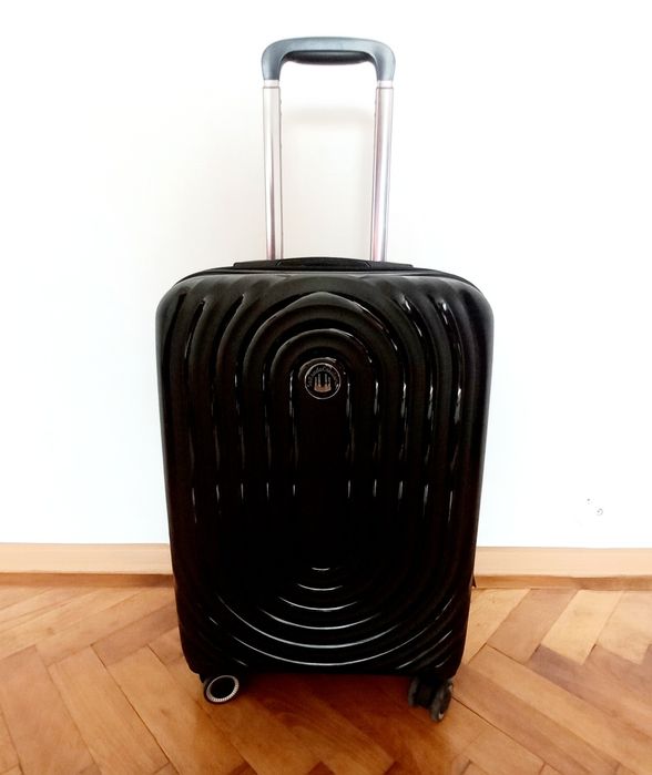 Troler standard Sagrada Catalana, 55x36x22 cm din polipropilenă, 4 roti 360°, TSA, maner telescopic, negru