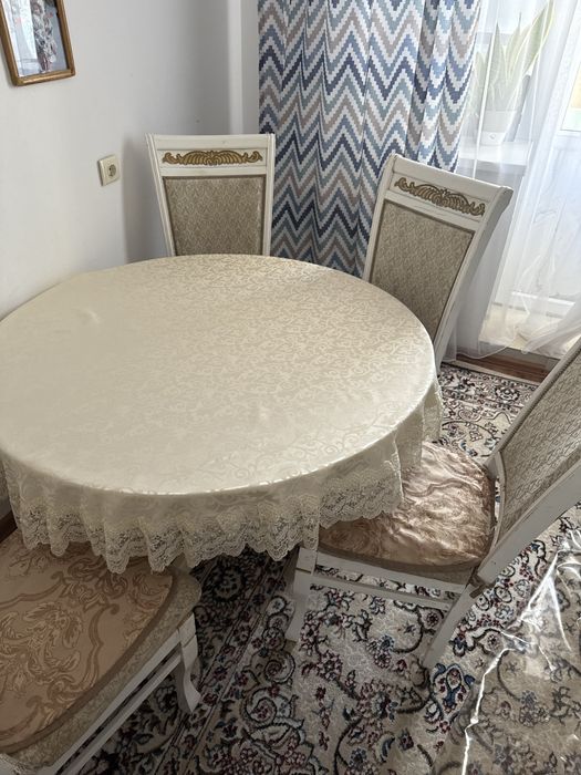 Стол круглый, 4 стулья