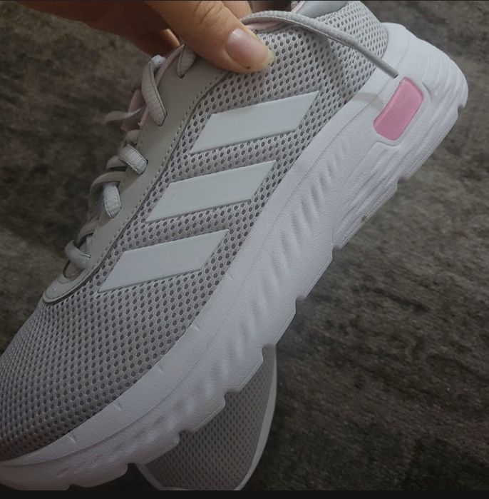 Маратонки adidas нови.Подходящи  за сезона.