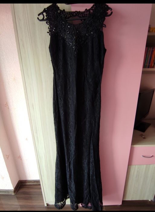 Абитуриентска дълга черна рокля потялото