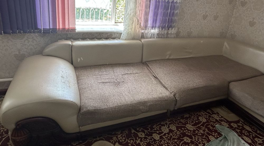 Продам угловой диван с подушками
