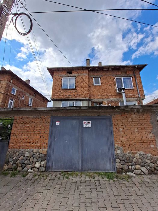 Продава се Тристаен апартамент в Панагюрище - 120 кв.м за 600 €/кв.м - Снимка #1