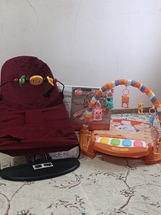 Детский шезлонг и музыкальный коврик