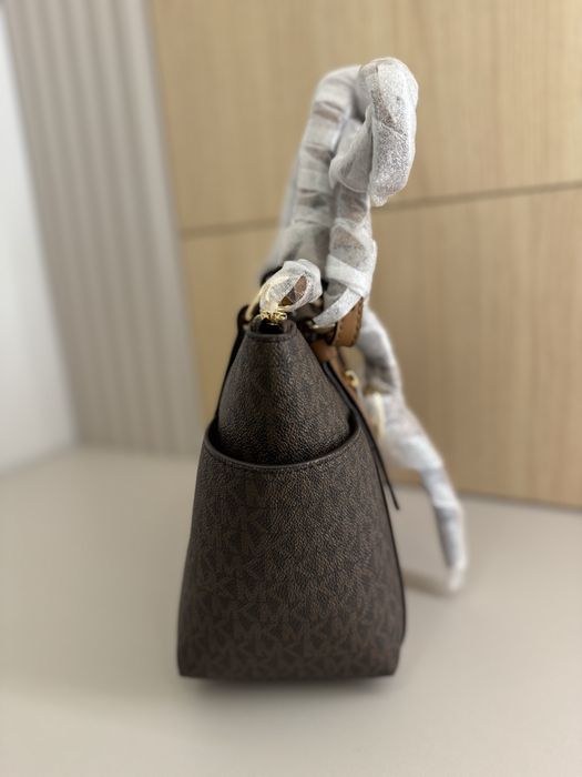 Geanta NOUA Michael Kors Voyager Small