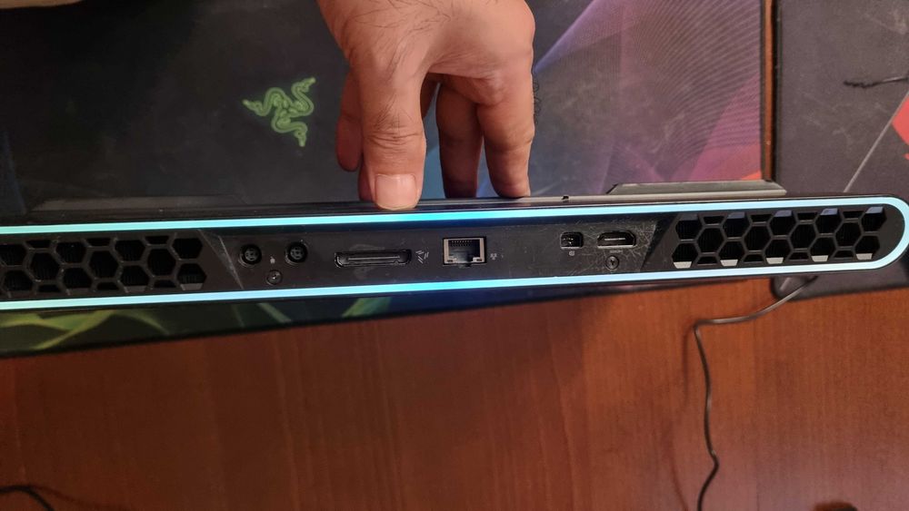 ноутбук Alienware Area 51m R1