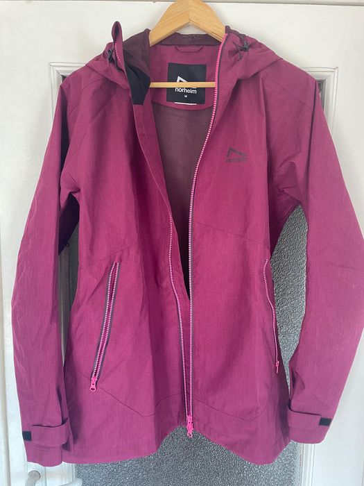 Дамско яке против вятър и дъжд на норвежката фирма Norheim