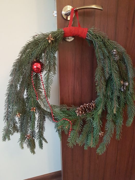 Коледен венец от естествени клонки