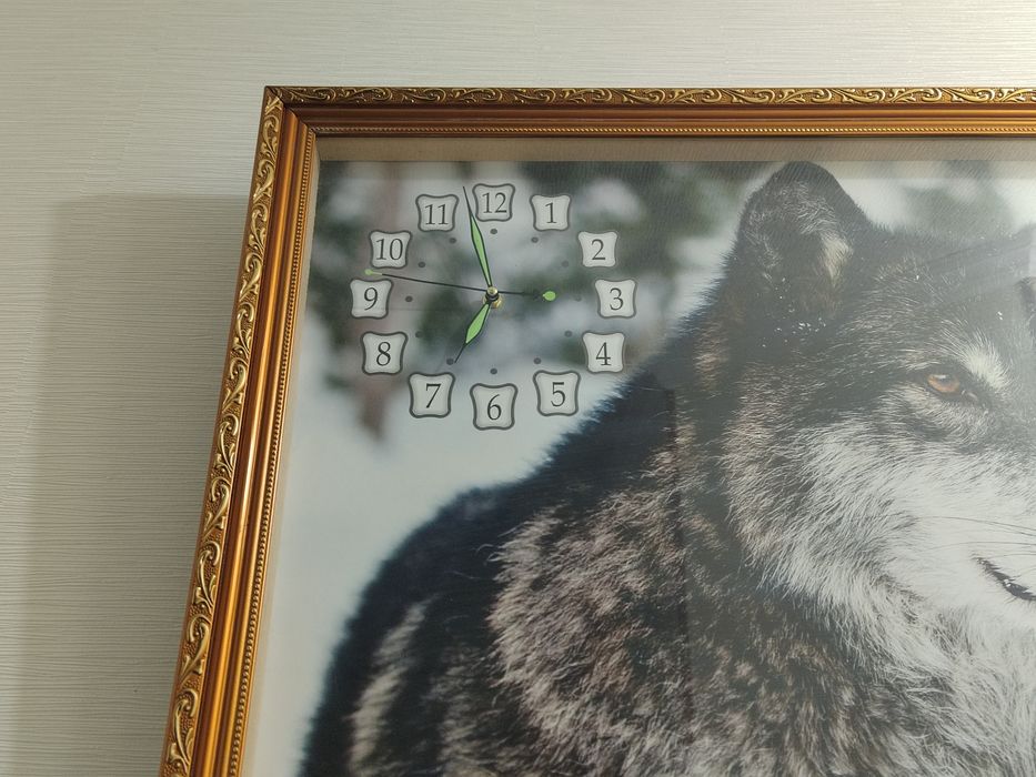 Настенные часы с портретом волка
