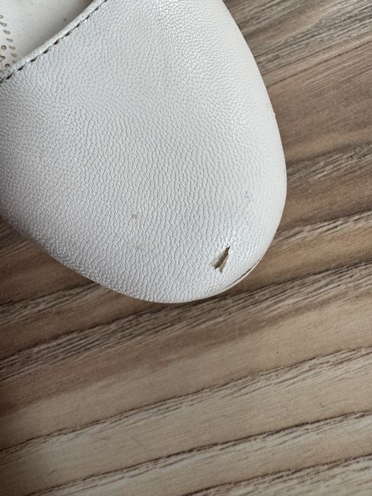 Отдам белые свадебные туфли………….