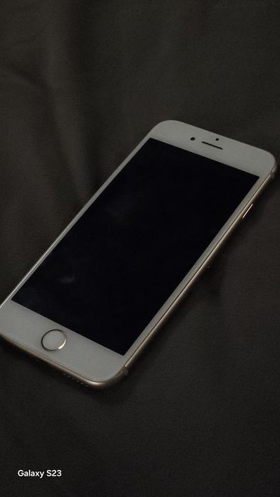 Продаю iPhone 8.