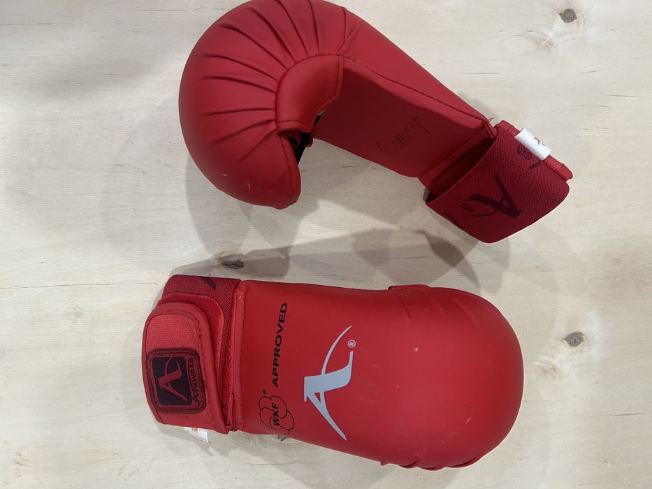 Продам перчатки накладки для каратэ WKF