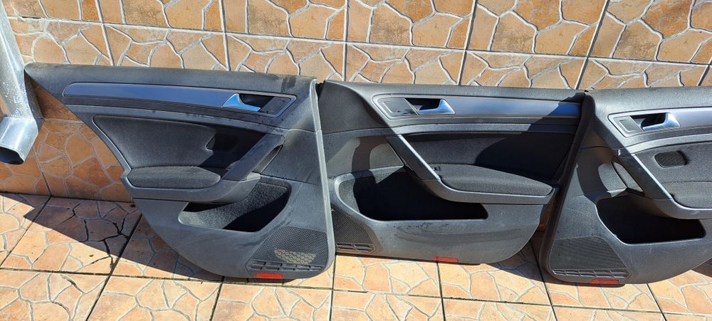 Fete usi VW Golf 7 hatchback auto cu volan normal pe stanga.