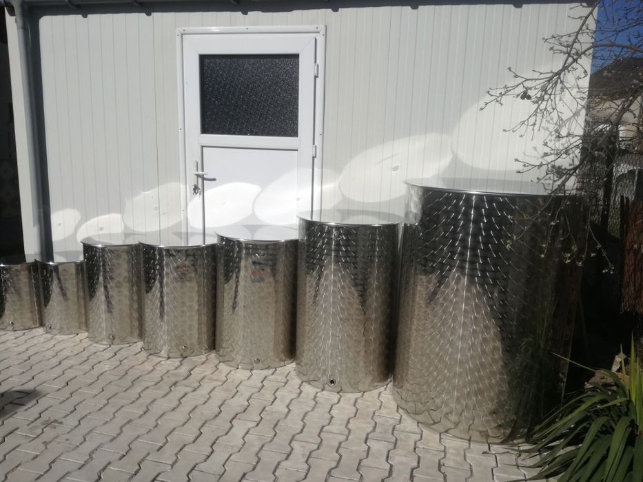 Vand recipiente din inox gen cilindru capacitati de la 50 la 1000litri
