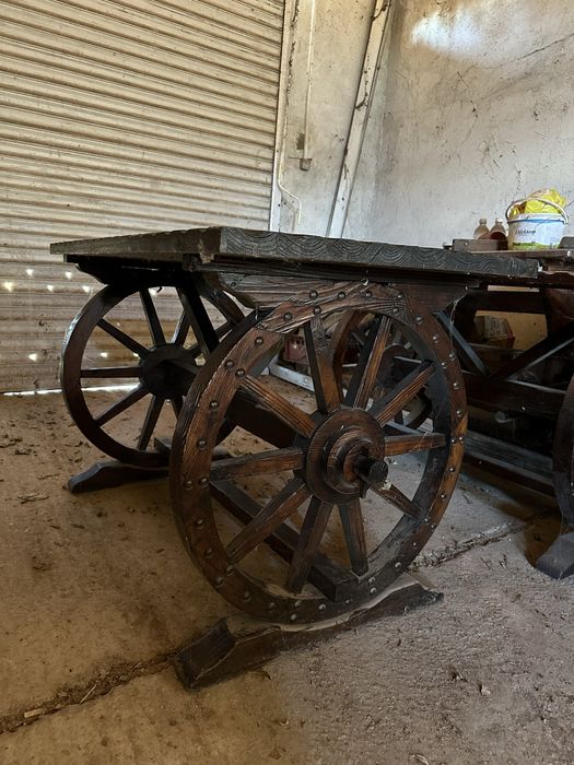 Маса под формата на каручка