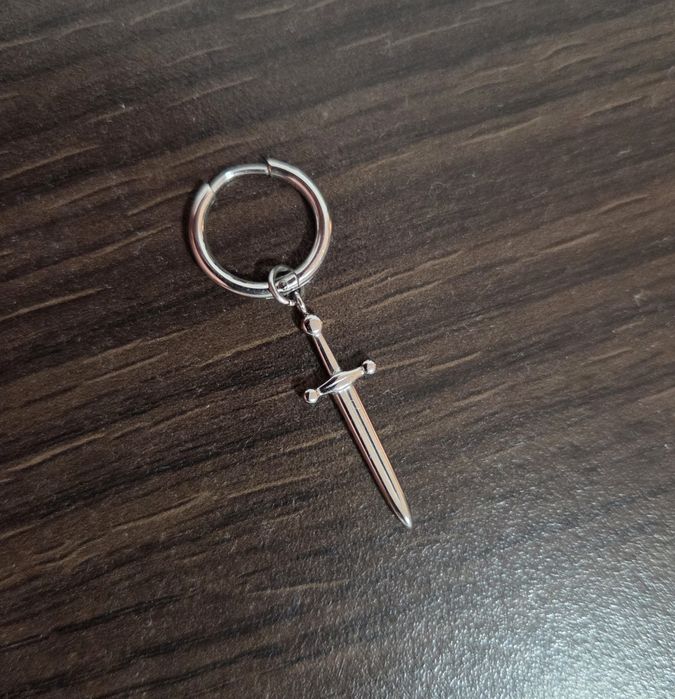 Cercel rotund din otel argintiu, cu pandantiv sabie