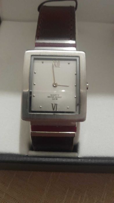 Кварцови часовници мъжки и женски.