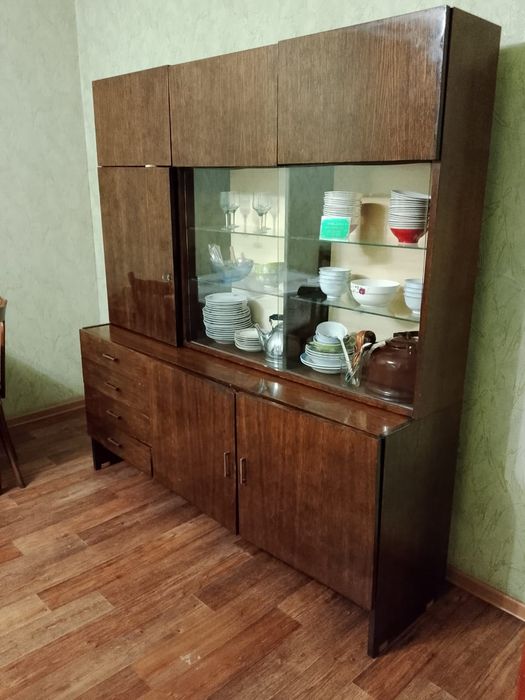 Продам сервант б/у в хорошем состоянии