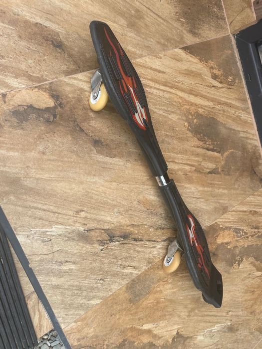 Skateboard pe două roți cu flăcări (Ripstik)