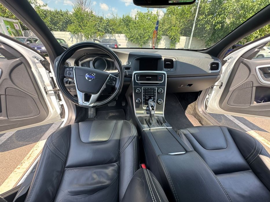 Volvo V60 Plug-in Hibrid 288 CP 2014