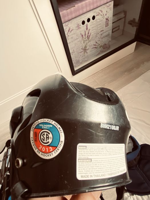 Хоккейный шлем и шорты