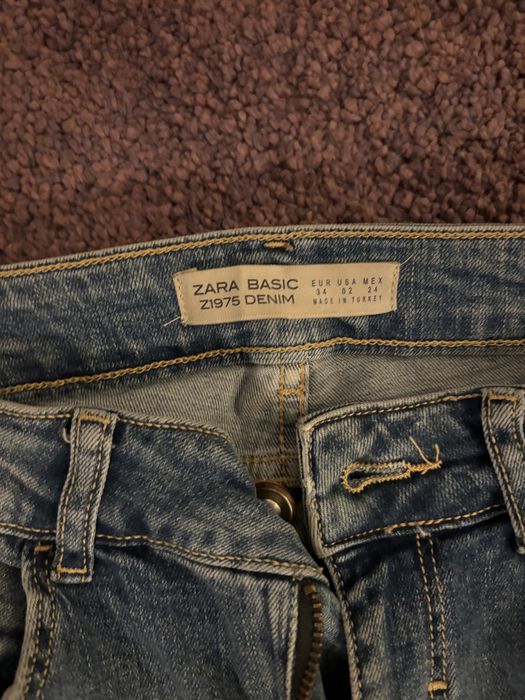 Jeans Zara cu vipusca rosie, marimea 34 (s), pret 100 lei