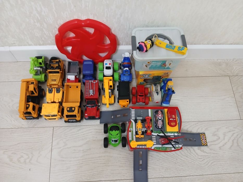 Продам игрушки машинки разные