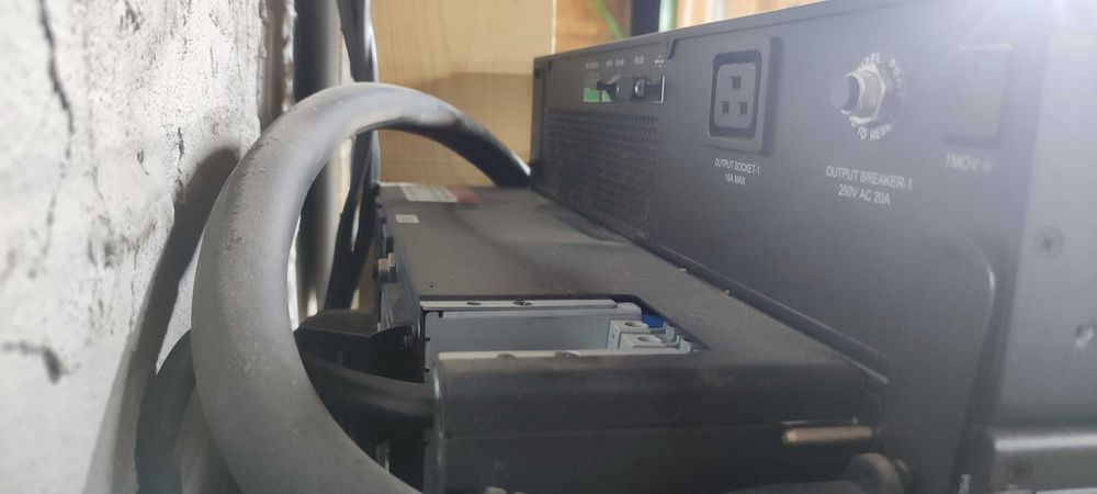 UPS Delta 5 kW с 20 броя батерии 12 V 7 Ah.