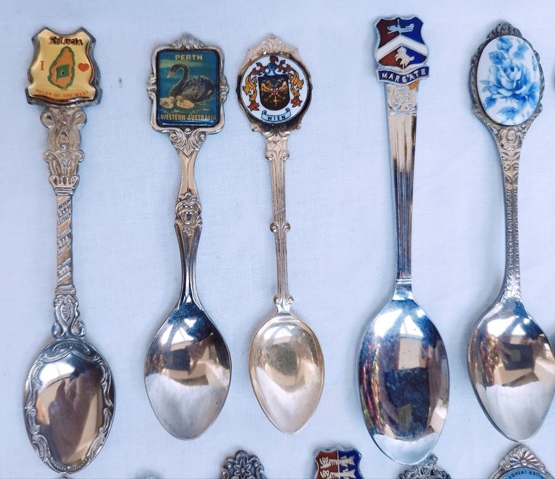 Lot 15 lingurite suvenir placate cu argint, de colectie, din anul 1992