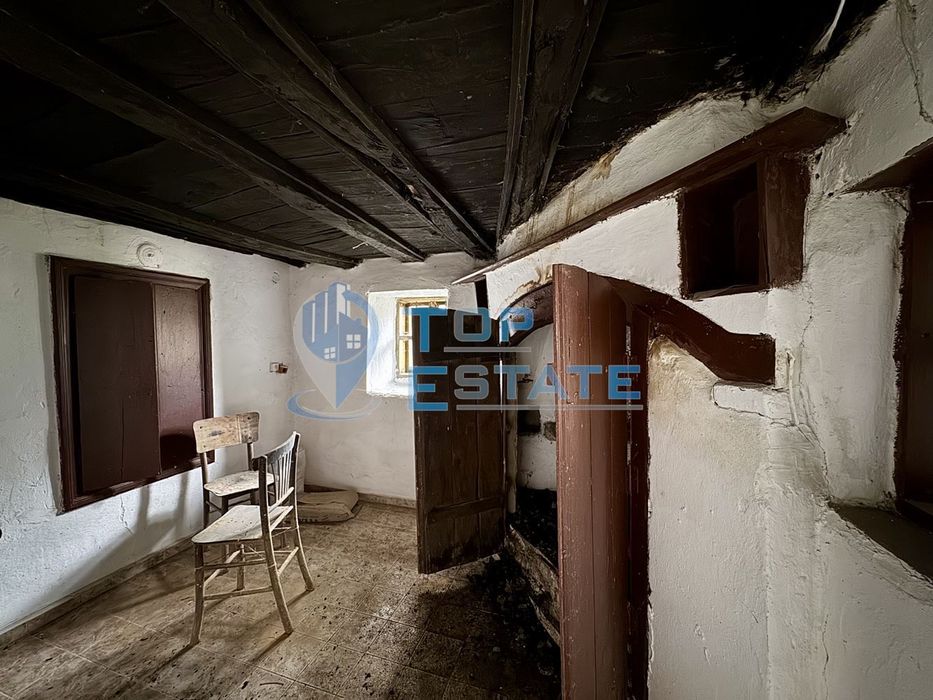 Двуетажна тухлена къща с допълнителни постройки и голям двор в село К